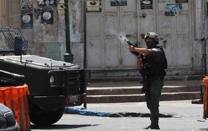 NABLUS, May 27, 2025 -- Um membro das forças israelenses realiza uma operação na cidade de Nablus, na Cisjordânia, em 27 de maio de 2025. As forças israelenses realizaram uma operação em larga escala na terça-feira, visando empresas de câmbio de dinheiro 