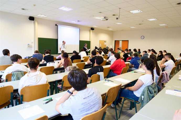 Alumnos de Segundo de Bachillerato durante la primera jornada de la Prueba de Acceso a la Universidad (PAU), en la Facultad de Derecho de la Universidad de Cantabria (UC), a 3 de junio de 2025, en Santander, Cantabria (España).  