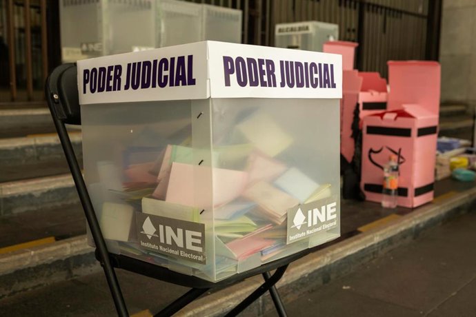 Urna con votos de las primeras elecciones judiciales de México.