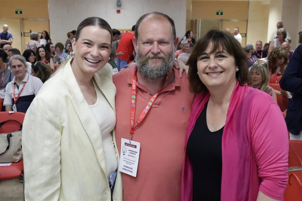 La presidenta del Govern, Marga Prohens, y la consellera de Presidencia y Administraciones Públicas, Antnia Maria Estarellas, en el congreso de UGT Servicios Públicos de Baleares.