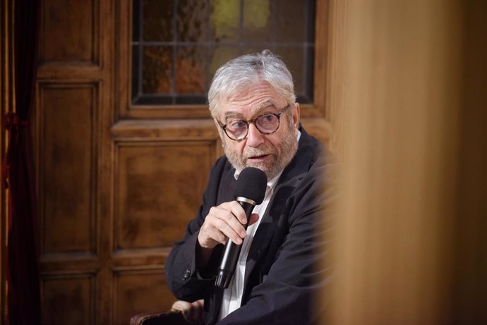 El escritor Antonio Muñoz Molina interviene durante la presentación de su libro 'El verano de Cervantes', en la librería la Mistral, a 5 de junio de 2025, en Madrid (España). El libro surge de la experiencia del escritor de leer desde su infancia el libro