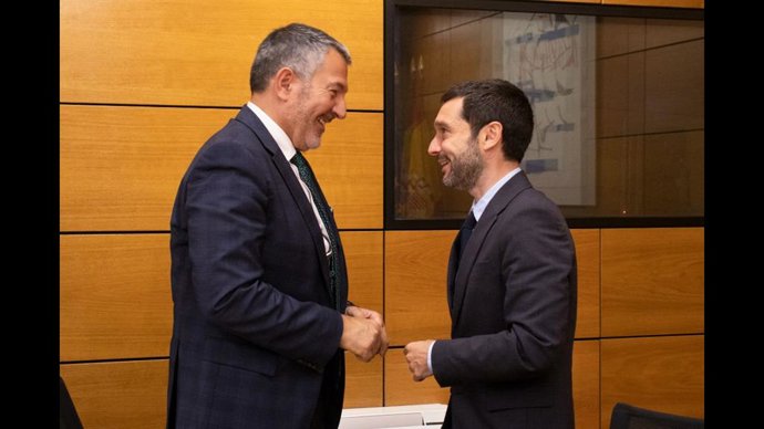 El conseller de Empresa y Trabajo la Generalitat, Miquel Sàmper, y el ministro de Derechos Sociales, Consumo y Agenda 2030, Pablo Bustinduy