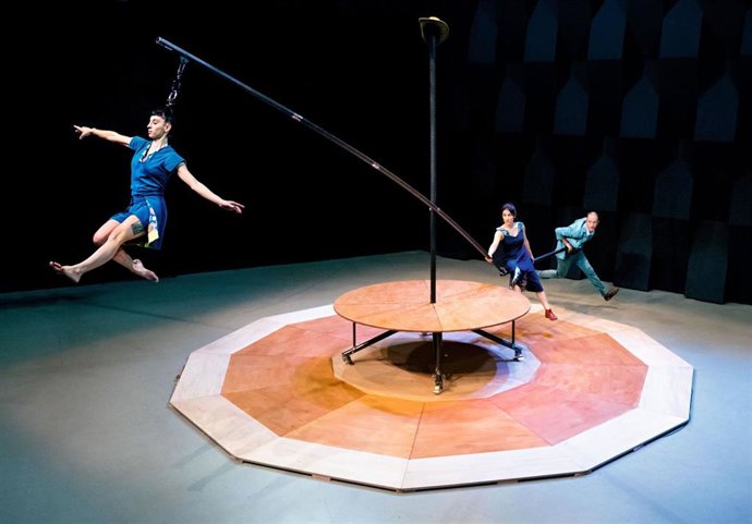 Las funciones de ‘Flou Papagayo’ previstas este fin de semana en el exterior del Teatro Cánovas han sido suspendidas debido a la lesión de uno de los protagonistas.