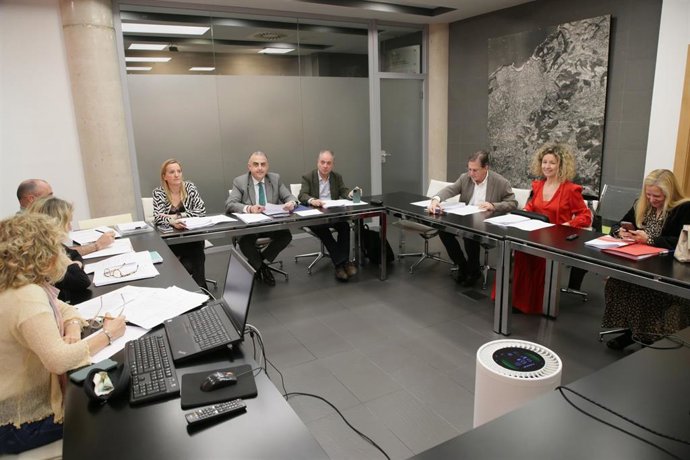 El consejero de Fomento, Roberto Media, preside la reunión del Fondo de Derribos