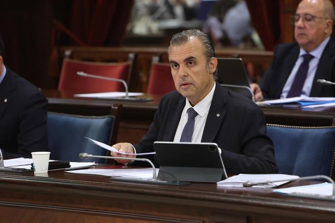 El conseller de Educación y Universidades, Antoni Vera, durante una sesión de control al Govern balear.