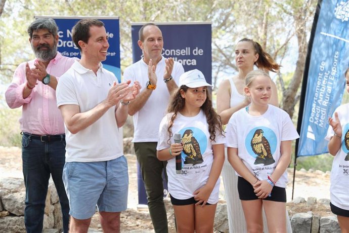 El Consell celebra el Día del Medio Ambiente en sa Dragonera con una visita escolar y el halcón marino como protagonista.