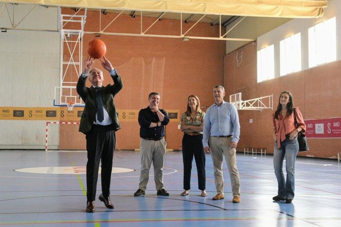 Sanz comprueba las nuevas instalaciones del CD Ifni