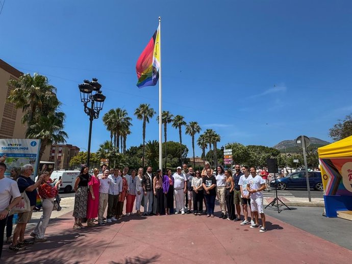 Arranca el Pride 2025 de Torremolinos con el despliegue de la bandera arcoíris