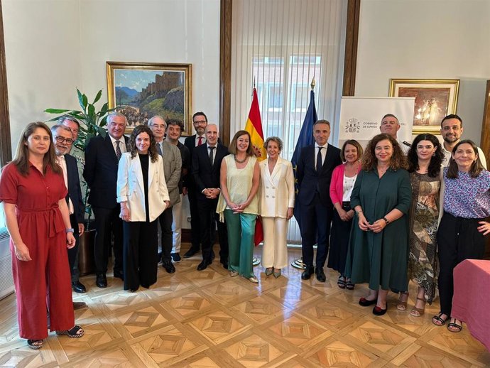 Representantes del PSIB, con Armengol a la cabeza, arropan a Aina Calvo en su toma de posesión como secretaria de Estado.