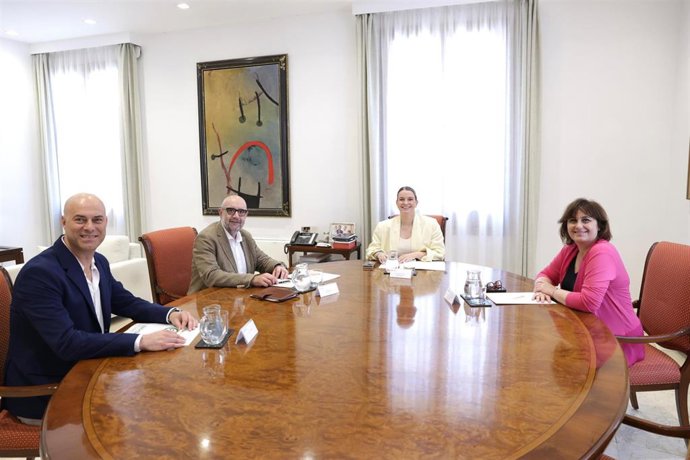 La presidenta del Govern, Marga Prohens, recibe en audiencia al presidente nacional de CSIF, Miguel Borra, y el presidente de CSIF Illes Balears, Luis Apolinar.