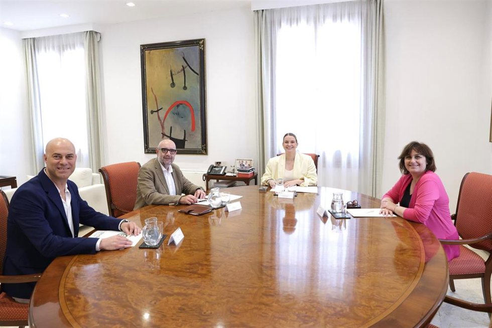 La presidenta del Govern, Marga Prohens, recibe en audiencia al presidente nacional de CSIF, Miguel Borra, y el presidente de CSIF Illes Balears, Luis Apolinar.