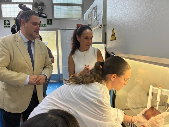 El delegado de Desarrollo Educativo y FP de la Junta en Almería, Francisco Alonso, durante su visita al IES Albaida.