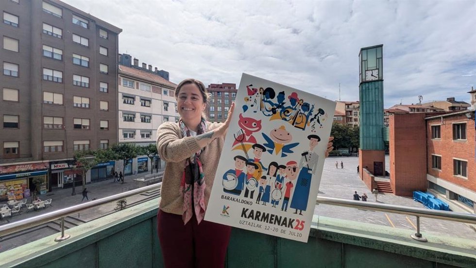La concejala de Cultura, Nerea Cantero, con el cartel de las fiestas de El Carmen 2025.