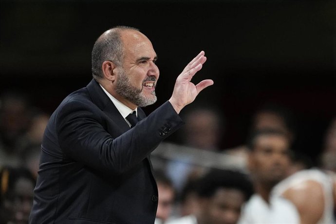 Chus Mateo da instrucciones durante el Real Madrid-Baskonia de los 'playoffs' de la Liga Endesa 24-25