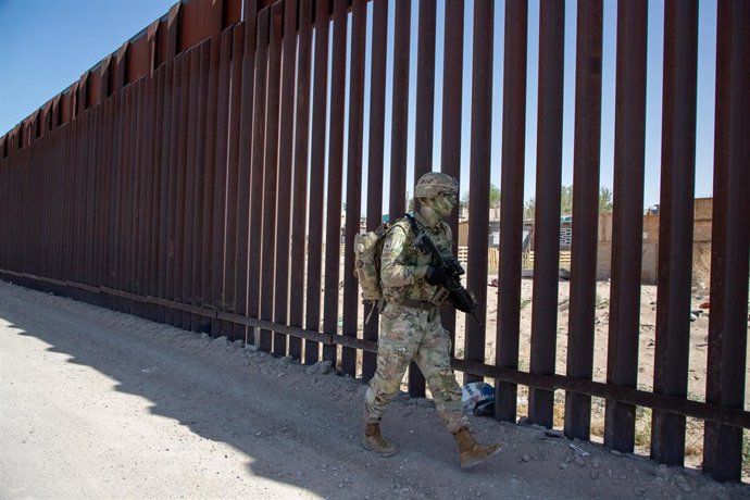 Archivo - Un militar estadounidense patrulla la frontera con México