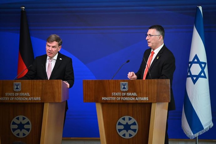 Los ministros de Exteriores de Alemania, Johann Wadephul (I), e Israel, Gideon Saar (D)