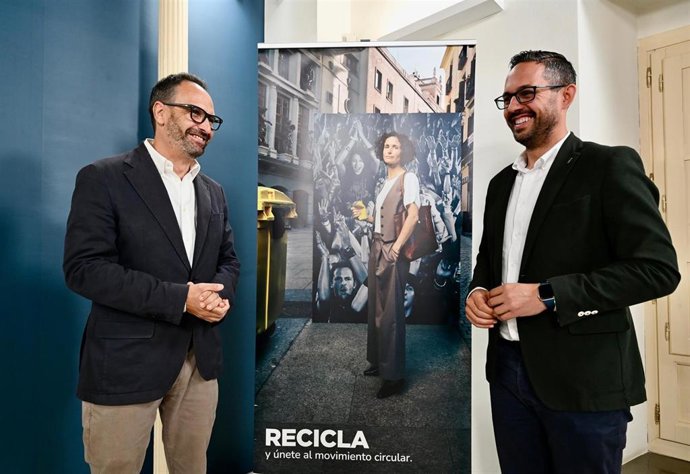 El diputado de Agua, Promoción Agraria y Medio Ambiente de la Diputación de Granada, Antonio Mancilla, a la derecha en la imagen, junto al gerente de Ecoembes en Andalucía, Antonio López