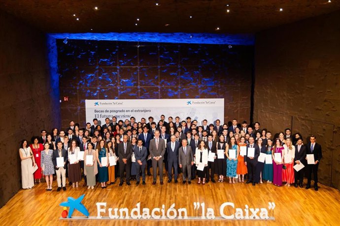 Foto de familia de la entrega de las becas