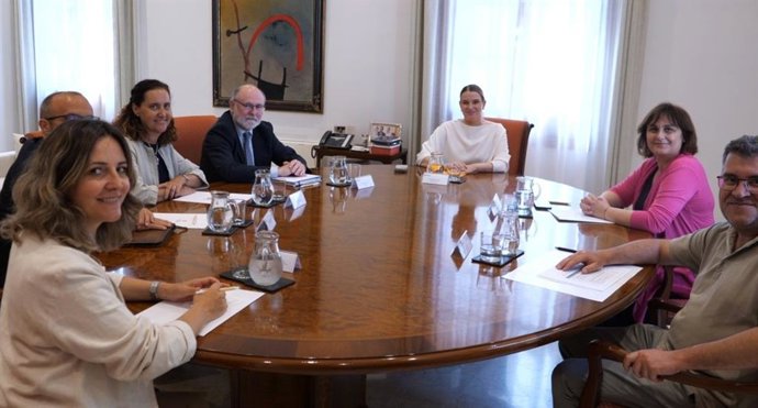 La presidenta del Govern, Margalida Prohens, recibe en audiencia al presidente de la Empresa de Transformación Agraria (Tragsa).