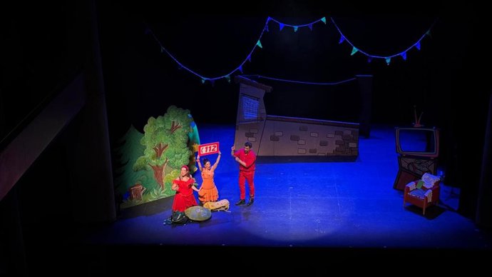 Protecció Civil de la Generalitat este jueves en el Teatro de Salt (Girona) representando la obra 'A foc lent' ante a 200 alumnos de 5 y 6 de primaria