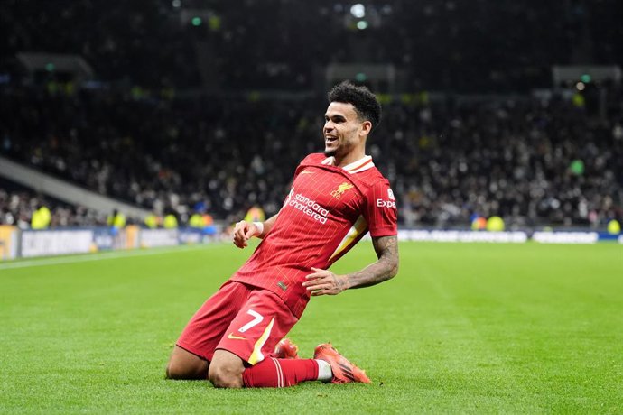 Archivo - 22 de dezembro de 2024, Reino Unido, Londres: Luis Diaz, do Liverpool, comemora o sexto gol de sua equipe durante a partida de futebol da Premier League inglesa entre Tottenham Hotspur e Liverpool no Estádio Tottenham Hotspur. Foto: Adam Davy/PA