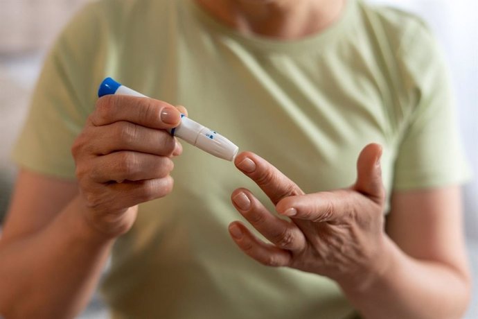Archivo - Imagen de archivo de una persona midiendo la glucosa.