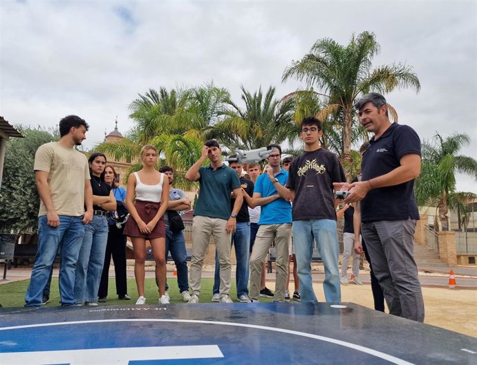 Estudiantes de la UCAM durante una formación en el Drone Hub del Campus de Murcia