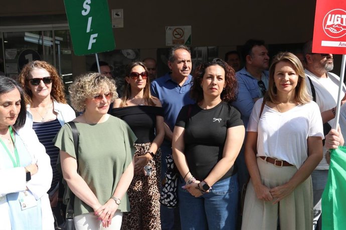Mercedes Gámez, junto a la diputada Ana Cobo en la concentración en defensa por la sanidad pública