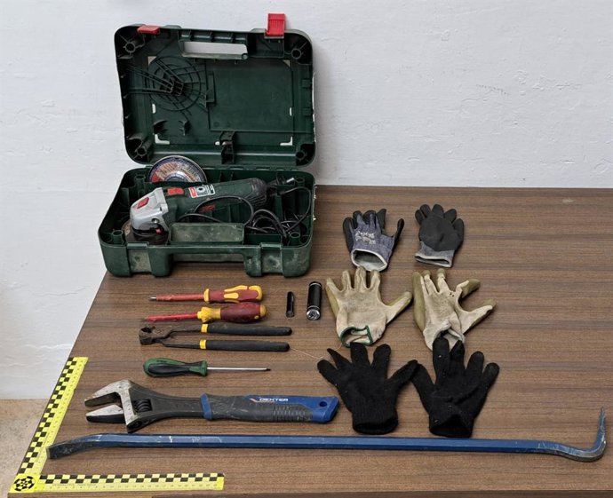 Herramientas del robo en una nave de una explotacion agrícola de la aldea de Morente, perteneciente al municipio cordobés de Bujalance.