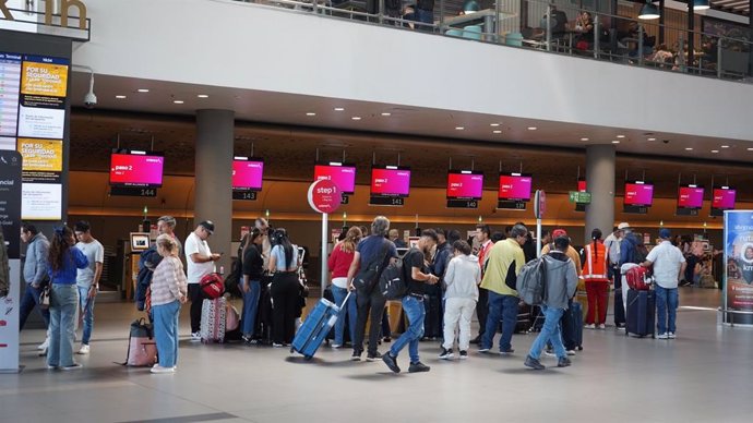Archivo - Imatge de recurs de passatgers en un aeroport