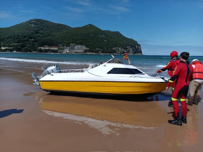 Barca encallada en la playa de Laredo