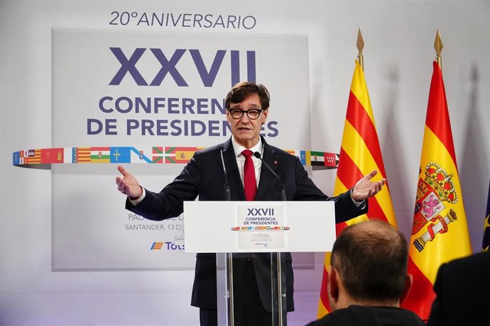 Archivo - El presidente de la Generalitat de Catalunya, Salvador Illa, ofrece una rueda de prensa durante la XXVII Conferencia de Presidentes, en el Palacio de la Magdalena, a 13 de diciembre de 2024, en Santander, Cantabria (España).