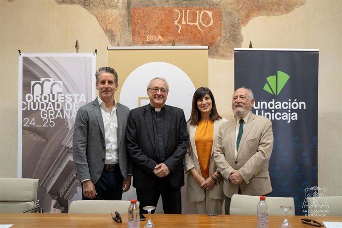 De izquierda a derecha, el director artístico de la OCG, Lucas Macías, el vicario general del Arzobispado de Granada, Enrique Rico, la diputada de Cultura, Pilar Caracuel, y el patrono de Fundación Unicaja Alberto Fernández