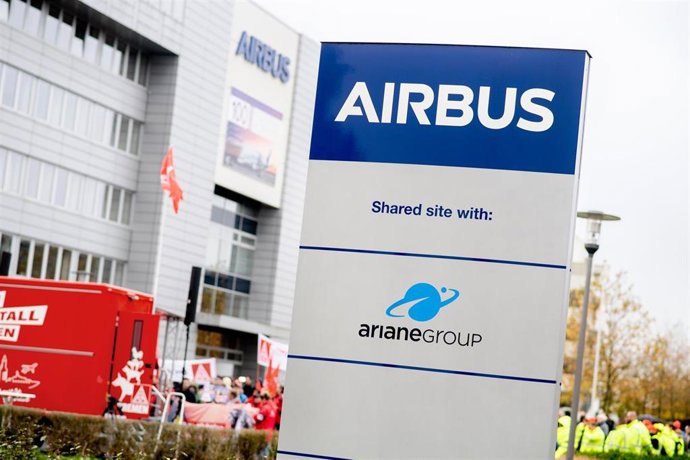 Archivo - 30 October 2024, Bremen: Airbus, ArianeGroup and ThermoFisher employees take part in a rally in front of an Airbus factory gate. 