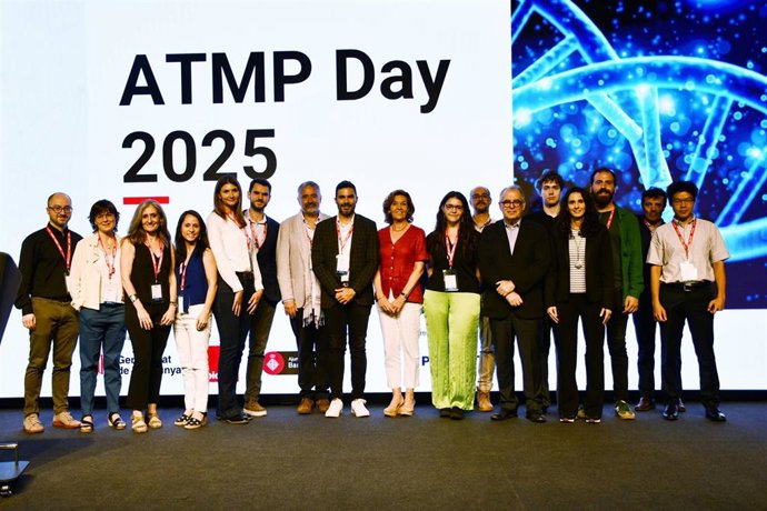 Jordi Valls, teniente de alcaldía de Economía, Vivienda, Hacienda y Turismo, y Robert Fabregat, director general de Biocat, con los seis proyectos y empresas de la primera cohorte del programa de aceleración ATMP Catalyst