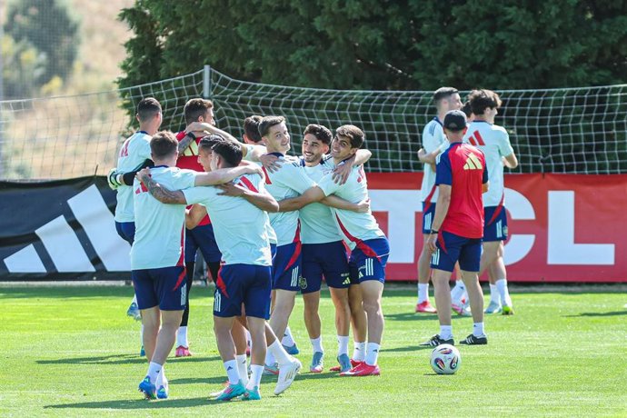 Los jugadores de la selección española sub-21 durante un entrenamiento en la Ciudad del Fútbol de Las Rozas.
