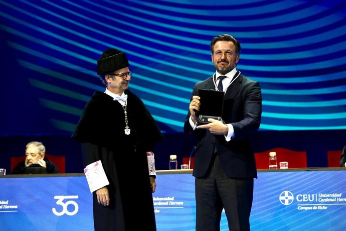 Acto institucional por los 30 años de la UCH-CEU en Elche (Alicante)