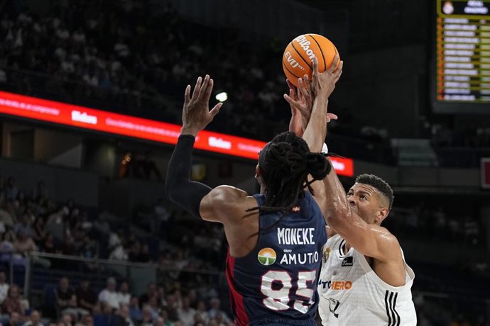 Edy Tavares y Chima Moneke pugnan por un balón en el Real Madrid-Baskonia de los cuartos de final del 'Playoff' por el título de la Liga Endesa 24-25