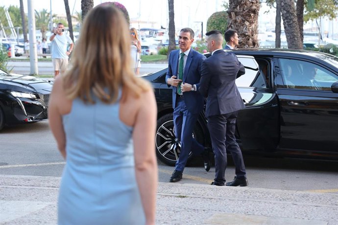 Archivo - El presidente del Gobierno, Pedro Sánchez, se reúne por primera vez con la presidenta del Govern, Marga Prohens, en Consolat de Mar.