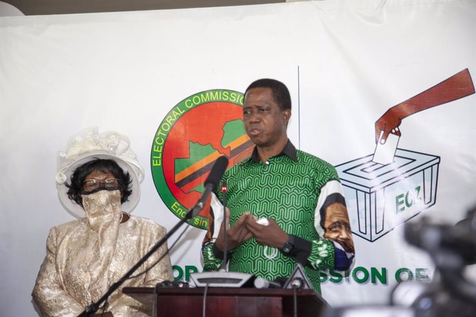 Archivo - (210517) -- LUSAKA, May 17, 2021 (Xinhua) -- Zambian President Edgar Lungu (R) addresses the media with his running mate Nkandu Luo in Lusaka, Zambia, on May 17, 2021. Lungu on Monday filed in his nomination papers as a candidate in this year's 