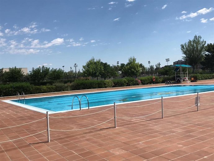 Archivo - Piscina con zona acotada delante del vaso