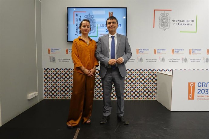 Presentación de las actividades previstas por el Día Internacional del Yoga con el concejal de Deportes de Granada, Jorge Iglesias