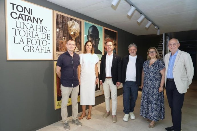 El presidente del Consell de Mallorca, Llorenç Galmés, en su visita al Centro Internacional de Fotografía Toni Catany de Llucmajor.
