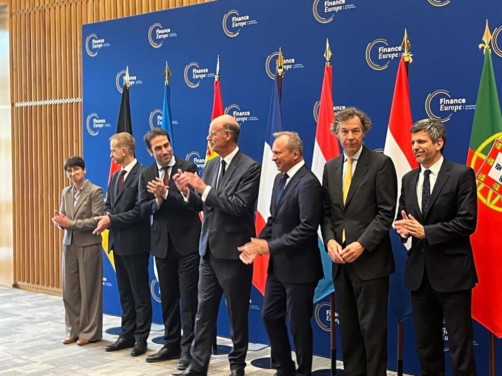 España, Francia, Alemania, Países Bajos, Portugal, Luxemburgo y Estonia lanzan el sello Finance Europe para movilizar el ahorro de los ciudadanos hacia proyectos que impulsen la economía europea.