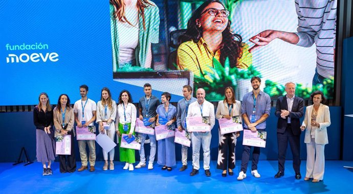 Los finalistas de la segunda edición de los Premios future for all posan junto a miembros del consejo asesor de fundación Moeve.