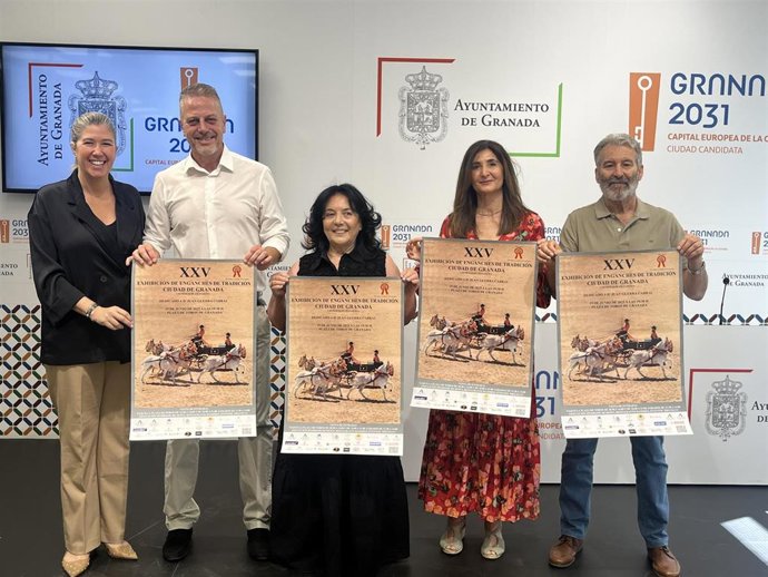 Presentación de la XXV Exhibición de Enganches de Tradición Ciudad de Granada con la concejal de Fiestas, Carolina Amate, a la izquierda en la imagen