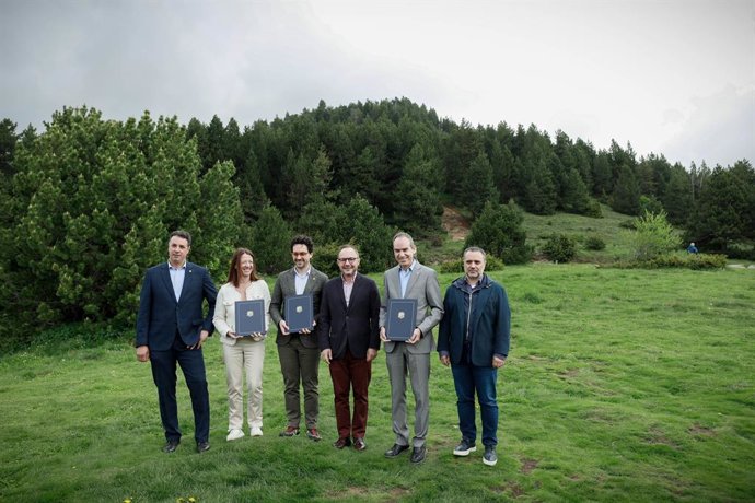 Les autoritats governamentals i comunals després de la signatura del memoràndum