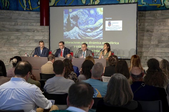 El consejero de Medio Ambiente, Roberto Medial, inaugura la jornada 'Perspectivas del Cambio Climático y su Impacto en Cantabria' organizada por Ejecutivo y AEMET
