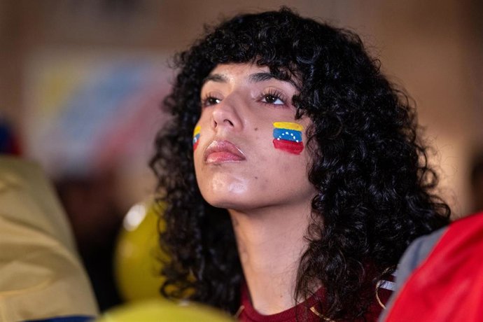 Archivo - Una joven con la bandera venezolana pintada en la cara
