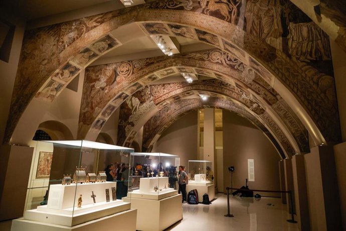 Varias personas observan las pinturas murales del Monasterio de Sijena expuestas en el Museu Nacional d’Art de Catalunya (MNAC), a 29 de mayo de 2025, en Barcelona, Catalunya (España). 